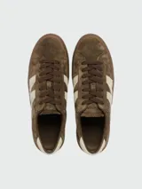 Zapatillas Moncler modelo Moncado2, confeccionadas en gamuza color beige con detalle de letra M en gamuza bordó en los laterales y refuerzo en el talón del mismo tono. Presentan suela de goma blanca y cierre mediante cordones.