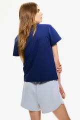 Remera azul de punto de algodón tupido con cuello redondo acanalado y mangas cortas.