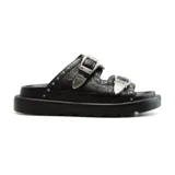 Sandalias bajas negras con plataforma, dos tiras con hebillas plateadas y apliques metálicos.