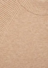 Vestido midi de punto fino con textura acanalada, color beige. Presenta un diseño entallado, cuello perkins y mangas cortas.