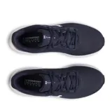 Championes de running Under Armour con tecnología Charged Cushioning en la entresuela. Presentan un diseño en color negro con detalles en azul brillante y el logo de la marca en blanco en el lateral. Confeccionados en tejido de malla transpirable con suela de goma resistente.