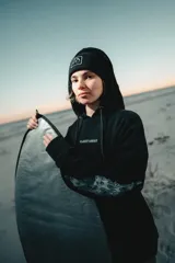 Canguro negro con capucha, bolsillo delantero y estampado de llamas en las mangas.