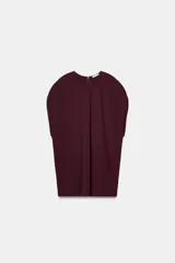 Vestido corto de tejido de punto elástico, color bordó, con cuello redondo, manga caída y cierre posterior con cremallera.