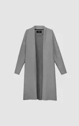 Sacón largo de corte recto y diseño abierto, confeccionado en tela simil paño color gris melange. Presenta mangas largas con terminaciones al corte, bolsillos ocultos y ruedo recto.