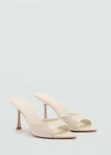Sandalias de tacón alto destalonadas, color beige, con diseño de punta fina y tira ancha en la parte delantera.