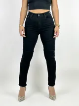 Pantalón chupín negro de tiro alto.