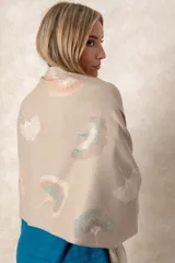 Pashmina reversible de textura suave y caída fluida, con diseño estampado de hojas de ginkgo biloba. Presenta un lado con fondo oscuro y otro con fondo claro, finalizando en ambos extremos con flecos cortos deshilachados.