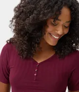 Blusa de pijama bordó de ribana, con textura acanalada, escote en V con abertura frontal de botones y mangas cortas.
