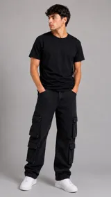 Pantalón cargo de denim negro con múltiples bolsillos laterales tipo parche en las piernas y corte recto holgado.