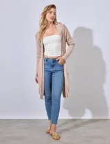 Cardigan largo de tejido elastizado color beige, con bolsillos aplicados en la parte delantera.
