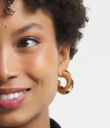 Aros tipo argolla gruesos, color dorado, con cierre de tornillo.