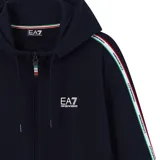 Campera con capucha y cierre frontal, color azul marino. Presenta bandas laterales en las mangas con detalles tricolores y logo de la marca estampado en el pecho.