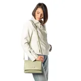 Campera blanca de cuero sintético con corte slim, cierre frontal asimétrico, cuello solapa con broches metálicos, dos bolsillos frontales con cierre y herrajes plateados.