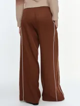 Pantalón de corte recto con cintura elástica y detalle de ribetes laterales en contraste. Confeccionado en tejido de algodón con elastano para mayor comodidad.