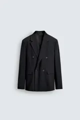 Blazer de corte regular fit confeccionado en tejido con lana, con diseño de raya diplomática. Presenta cuello con solapas de pico, cierre frontal de botonadura cruzada, bolsillos de solapa en la cadera, bolsillo interior y abertura central en la espalda.