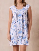 Camisón corto de tejido suave estampado, marca René Rofé. Tiene escote redondo con aplique de puntilla, botones y detalle plisado.