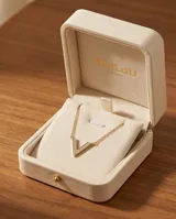 Collar de cadena fina con dije en forma de V, adornado con pequeñas circonias incrustadas.