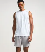 Bermuda deportiva de running color gris, con cintura elástica, ajuste interno y bolsillo trasero con cierre. Confeccionada en tejido técnico de poliéster y elastano.