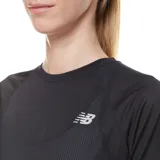 Remera deportiva New Balance negra de poliéster con tecnología de secado rápido ICEx y tejido de malla para mayor transpirabilidad.