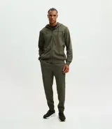 Pantalón deportivo de corte recto en color verde militar, confeccionado en tejido de poliéster texturizado. Cuenta con cintura elástica con cordón de ajuste y bolsillos laterales con cierre.