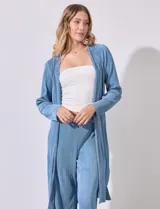 Conjunto de cardigan largo y pantalón palazzo plisado color celeste.