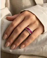 Anillo de plata con hilera central de rubíes rectangulares en corte baguette y detalles de piedras pequeñas engastadas en los bordes.