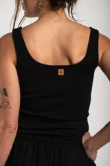 Top musculosa negro de algodón peinado con elastano, de calce ajustado y escote redondo.