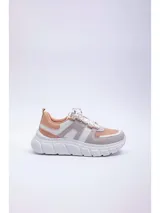 Championes deportivos Pdk modelo Jondal, combinación en tonos gris, blanco y rosado, con suela chunky blanca y cordones estampados.