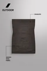 Cubre cuello de tejido técnico térmico elástico con lana, color gris oscuro. Presenta diferentes texturas de tejido para facilitar la transpiración y termorregulación.