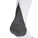 Medias de fútbol Adidas del Real Madrid, parte de la primera equipación del club. Diseño blanco con detalles en negro, refuerzos en el arco plantar y tobillo, tecnología AEROREADY y acolchado en la planta.