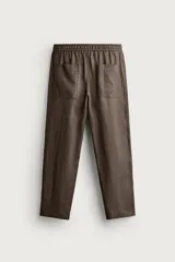 Pantalón relaxed fit de lino color negro, con cintura elástica ajustable con cordón y bolsillos frontales.