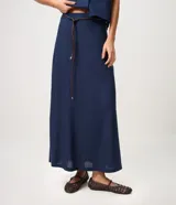Pollera midi de corte recto, confeccionada en mezcla de viscosa y lino, en color azul marino. Cuenta con cintura con pasacintos, calce estructurado y un cinturón fino de material sintético con lazo delantero.