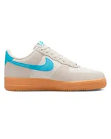 Championes Nike Air Force 1 '07 LV8, color crema con detalles en celeste y suela marrón. Confeccionados en cuero y gamuza, con amortiguación Nike Air y suela de goma.