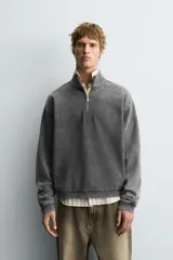 Sudadera de corte boxy fit con cuello subido y cierre frontal de cremallera. Presenta mangas largas, acabado efecto lavado y puños y ruedo en rib.