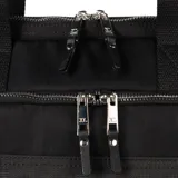 Maletín negro de poliéster con doble asa de mano y correa bandolera regulable. Tiene cierre doble, tres bolsillos externos con cierre, un bolsillo interno con cierre y dos bolsillos internos abiertos.