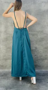 Vestido largo de satén color verde esmeralda, con espalda descubierta y tirantes finos que se atan en la espalda.