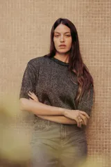 Sweater de punto color tostado con hilos metalizados, de corte recto, escote redondo y mangas cortas con puño ajustado.
