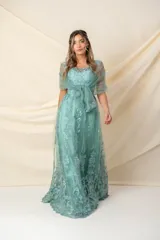 Vestido largo de fiesta color verde seco, confeccionado en tul bordado con hilo de seda. Diseño de falda amplia con bolsillos. Incluye chal con el mismo bordado.