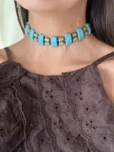 Choker de dos hileras con cuentas rectangulares de piedra turquesa y cuentas redondas de resina verde lima, separadas por pequeñas cuentas facetadas de color fucsia.
