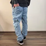 Pantalón tipo cargo de jean en color azul claro, con corte recto y bolsillos laterales con solapa en los muslos.