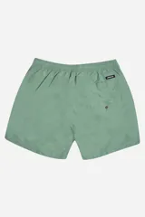 Short de baño color mostaza, de tela ligera y secado rápido, con cintura elástica y cordón de ajuste blanco. Posee bolsillos laterales y uno trasero, y un pequeño logo de goma en la parte inferior derecha.