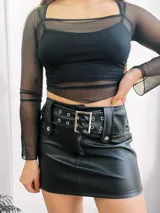 Minifalda negra de cuero sintético con cinturón con hebilla metálica y ojales.