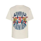 Remera de cuello redondo y manga corta en color blanco crema. Presenta un estampado frontal con la colaboración entre Adidas y Farm Rio, incluyendo gráficos de tucanes, hojas tropicales y el número 3 en color rojo.
