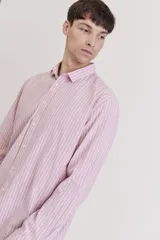 Camisa de manga larga, color rosa claro con finas rayas verticales blancas, cuello camisero y un bolsillo en el pecho.