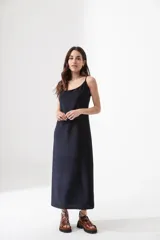 Vestido largo de lurex azul marino con breteles finos.