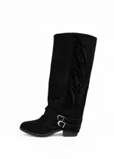 Bota alta de gamuza negra con caña alta, flecos laterales, tiras con hebillas metálicas en el tobillo y taco cuadrado.