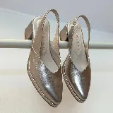 Sandalias de cuero color blanco con taco bloque y tira trasera.