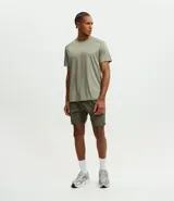 Remera deportiva de corte regular, confeccionada en tejido técnico con tecnología Dry para mayor transpirabilidad. Presenta cuello redondo, mangas cortas y detalles reflectantes y texturizados en los hombros.