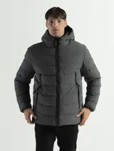 Campera acolchada con capucha integrada y cuello alto. Presenta cierre frontal completo, bolsillos laterales con cierre y puños con terminaciones elásticas para mayor protección contra el frío.