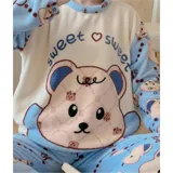 Conjunto de pijama de dos piezas confeccionado en tela de plush suave y abrigada. Incluye una remera de manga larga con diseño estampado de Totoro y pantalón largo a juego con puños en contraste.